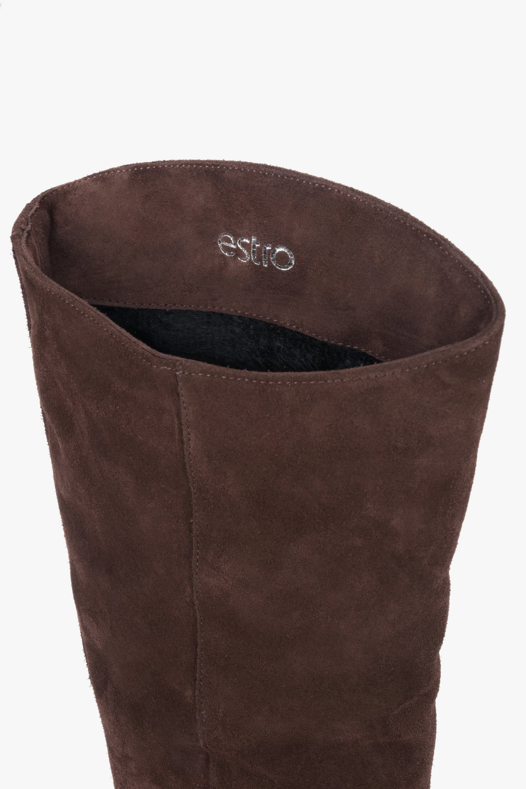 Ciemnobrązowe kozaki damskie z weluru naturalnego na niskim obcasie - detale.