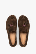 Ciemnobrązowe loafersy damskie z ozdobnym chwostem typu barefoot z weluru naturalnego Estro ER00119873.