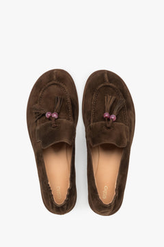 Ciemnobrązowe loafersy damskie z ozdobnym chwostem typu barefoot z weluru naturalnego Estro ER00119873.