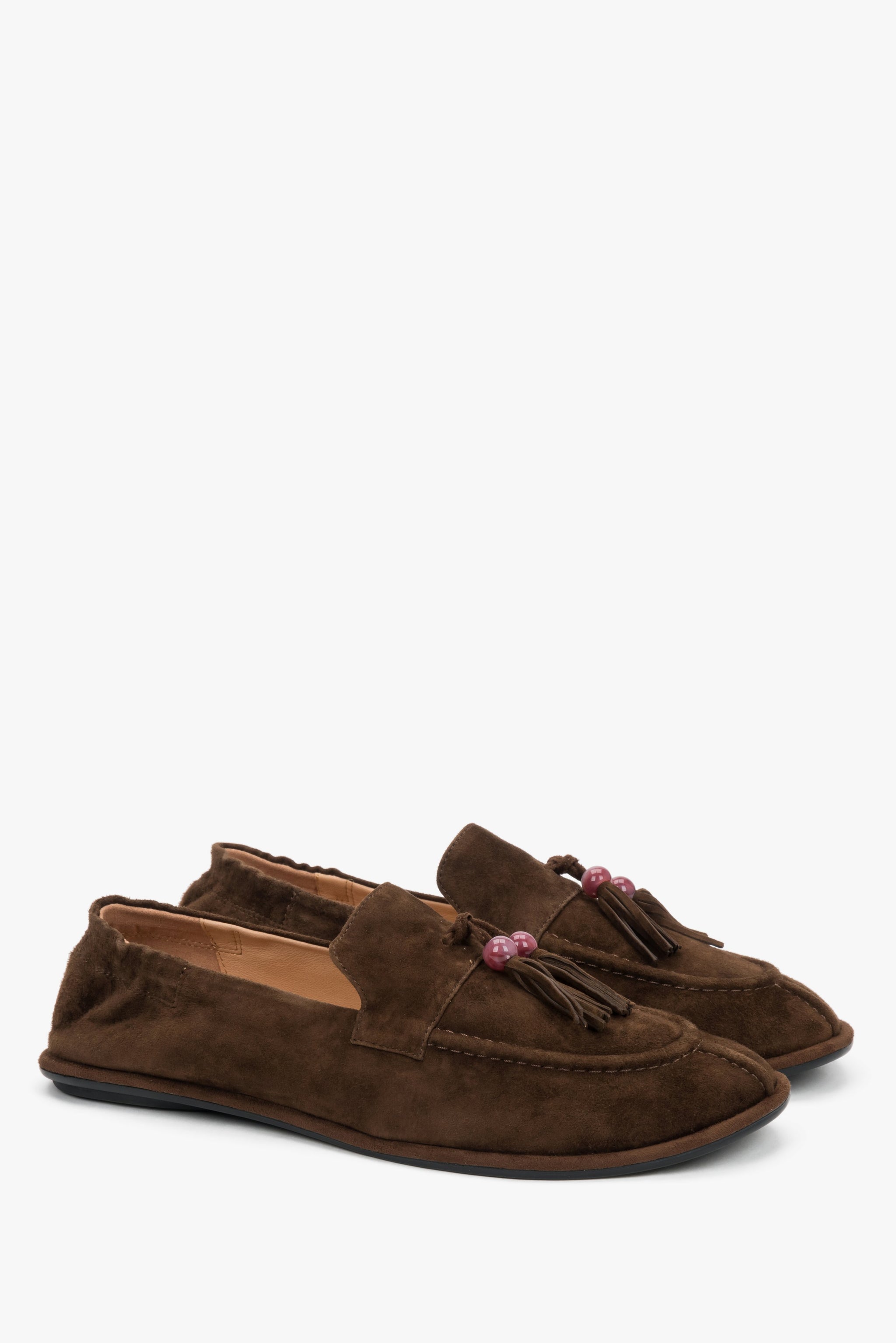 Ciemnobrązowe loafersy damskie z ozdobnym chwostem typu barefoot z weluru naturalnego Estro, prezentujące klasyczny fason i głęboki odcień espresso.
