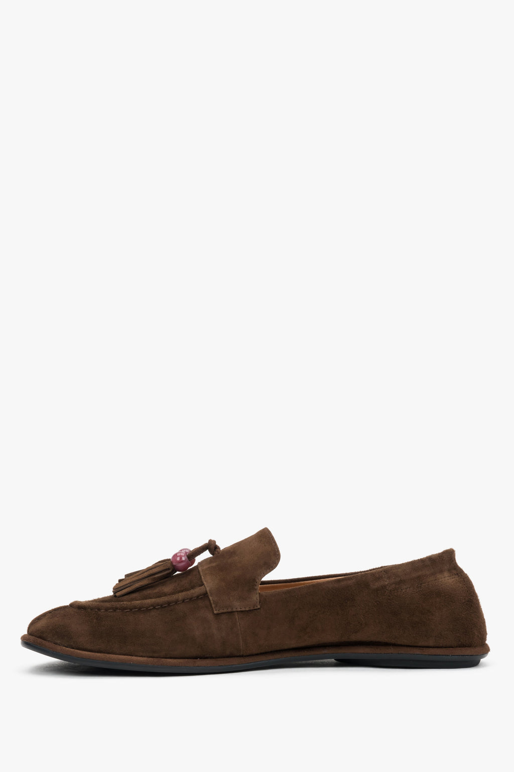 Profil ciemnobrązowych loafersów damskich eksponujący wyjątkowo płaską, giętką podeszwę typu barefoot oraz miękką konstrukcję cholewki.