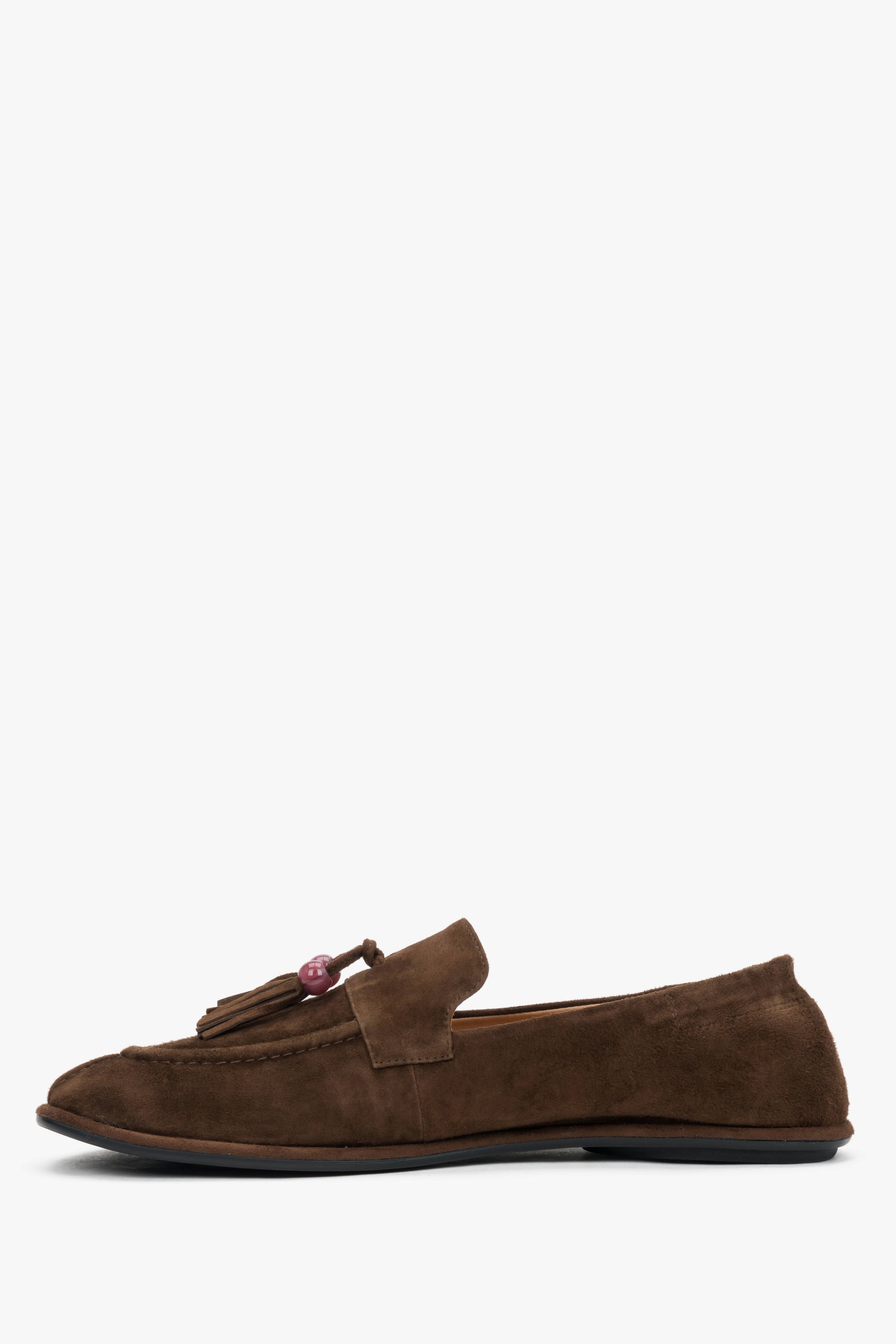 Profil ciemnobrązowych loafersów damskich eksponujący wyjątkowo płaską, giętką podeszwę typu barefoot oraz miękką konstrukcję cholewki.