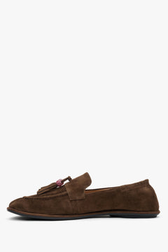 Profil ciemnobrązowych loafersów damskich eksponujący wyjątkowo płaską, giętką podeszwę typu barefoot oraz miękką konstrukcję cholewki.