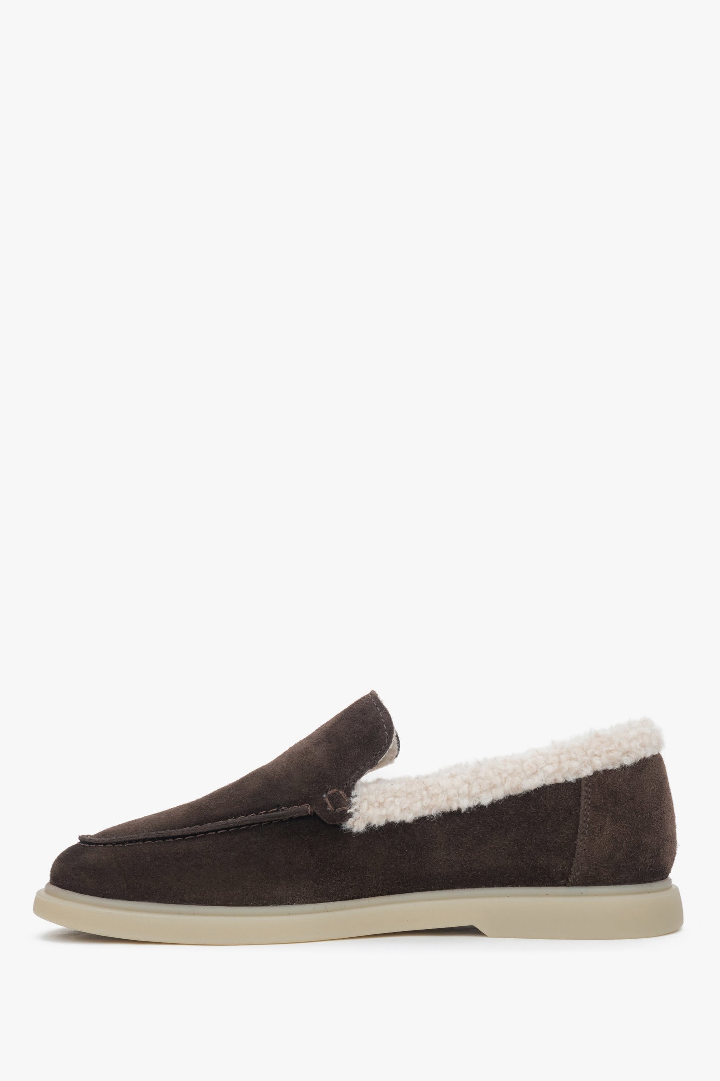 Damskie ciemnobrązowe loafersy na zimę z weluru naturalnego i futrzanym wsadem Estro ER00118322.