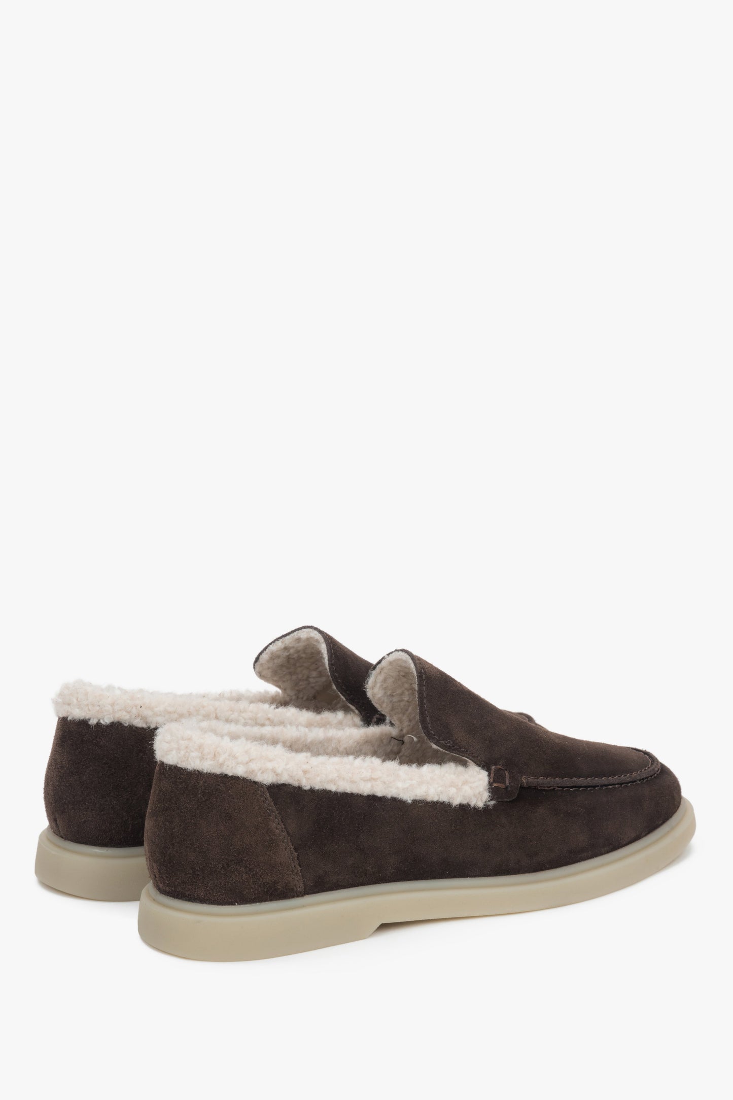 Z weluru naturalnego i futrzanym wsadem, ciemnobrązowe loafersy damskie na zimę Estro ER00118322.