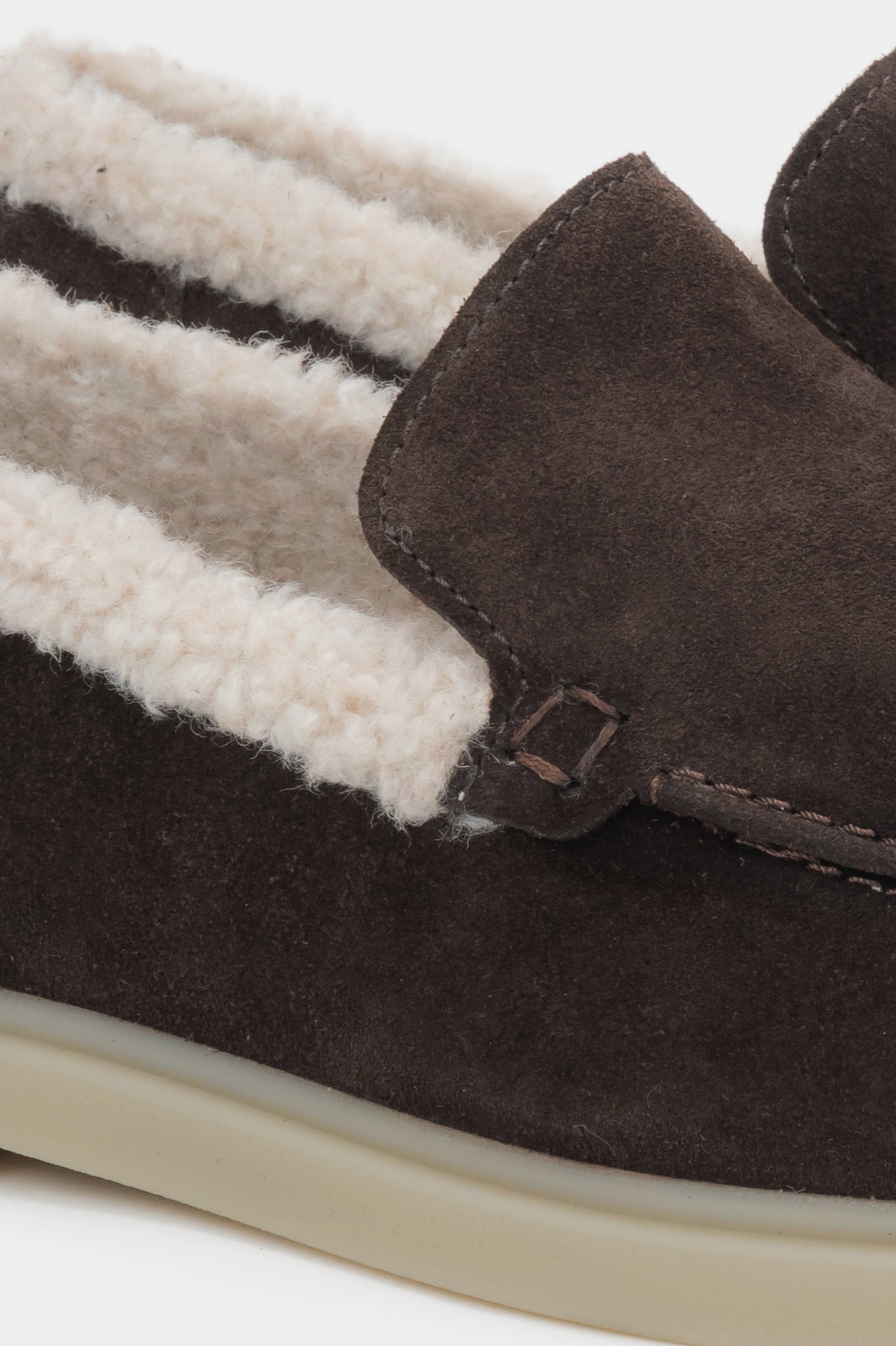 Ciemnobrązowe, zimowe loafersy damskie Estro ER00118322, z weluru naturalnego i z futrzanym wsadem.