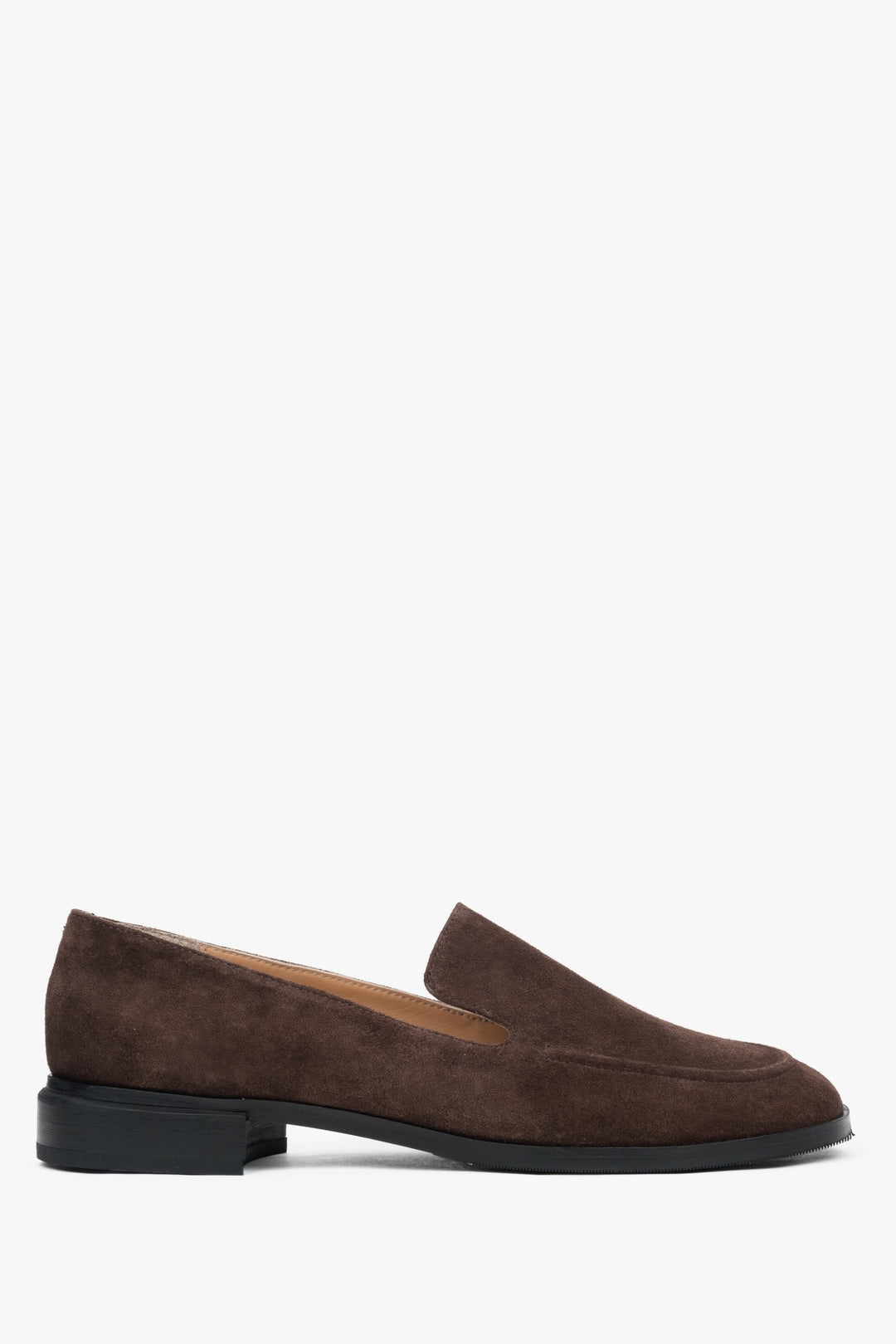 Klasyczne ciemnobrązowe loafersy damskie z naturalnego weluru Estro ER00117616.