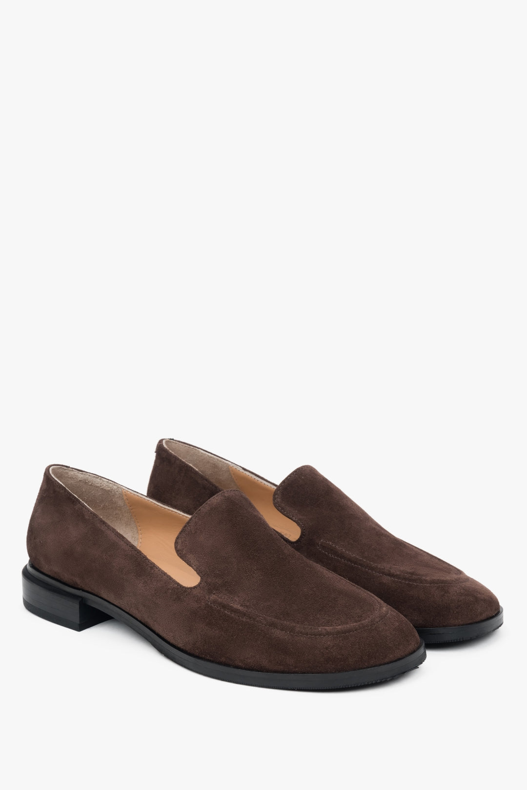 Klasyczne damskie loafersy z ciemnobrązowego naturalnego weluru.