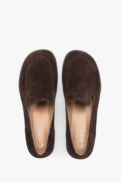 Damskie loafersy z naturalnego weluru w odcieniu ciemnobrązowym.