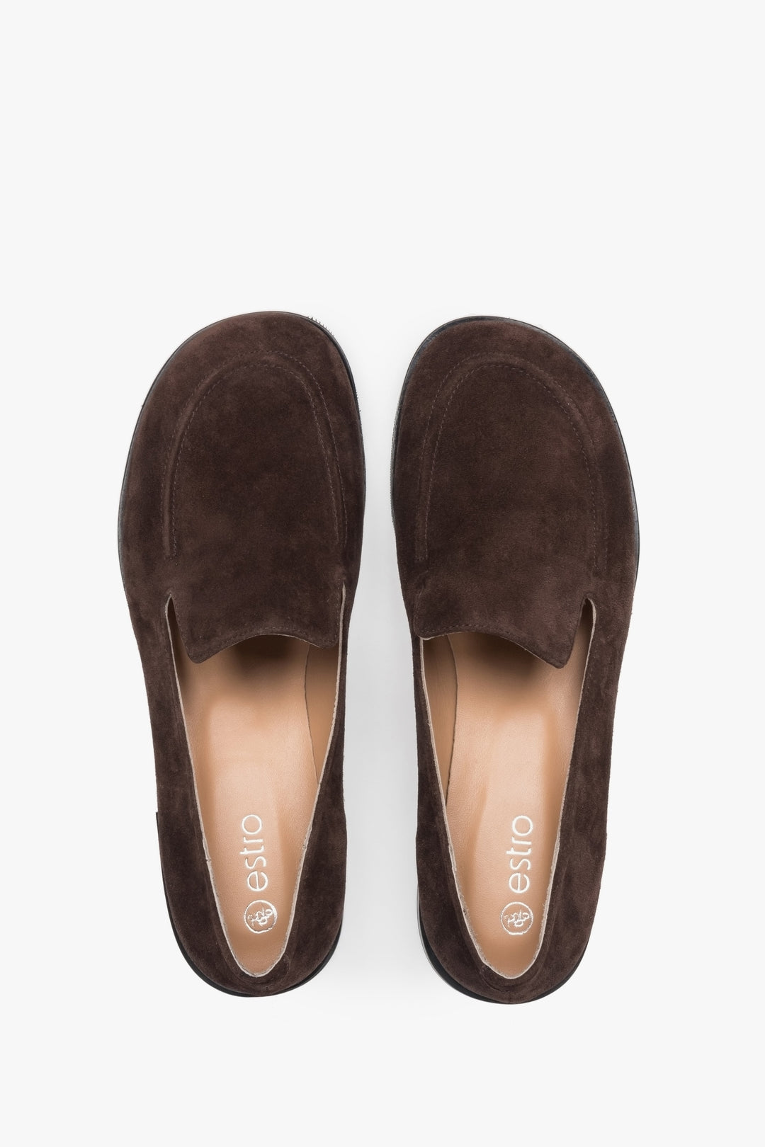 Damskie loafersy z naturalnego weluru w odcieniu ciemnobrązowym.