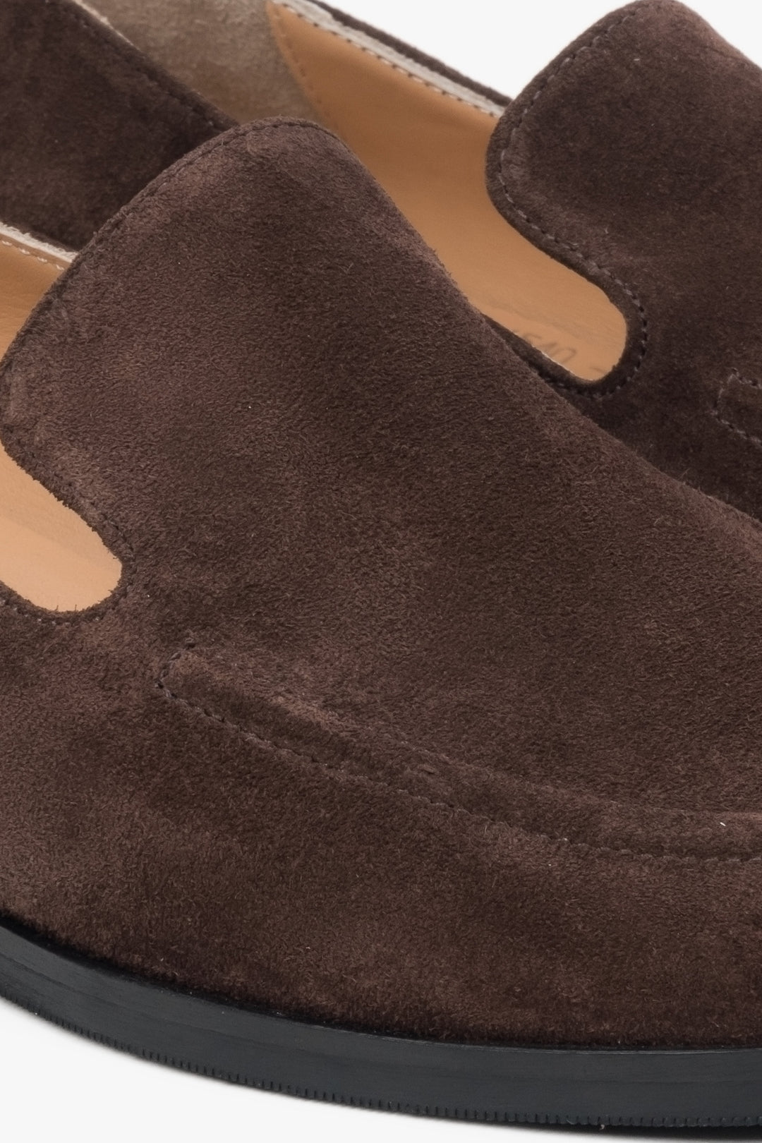 Klasyczne loafersy damskie z weluru naturalnego w kolorze ciemnobrązowym - detale.