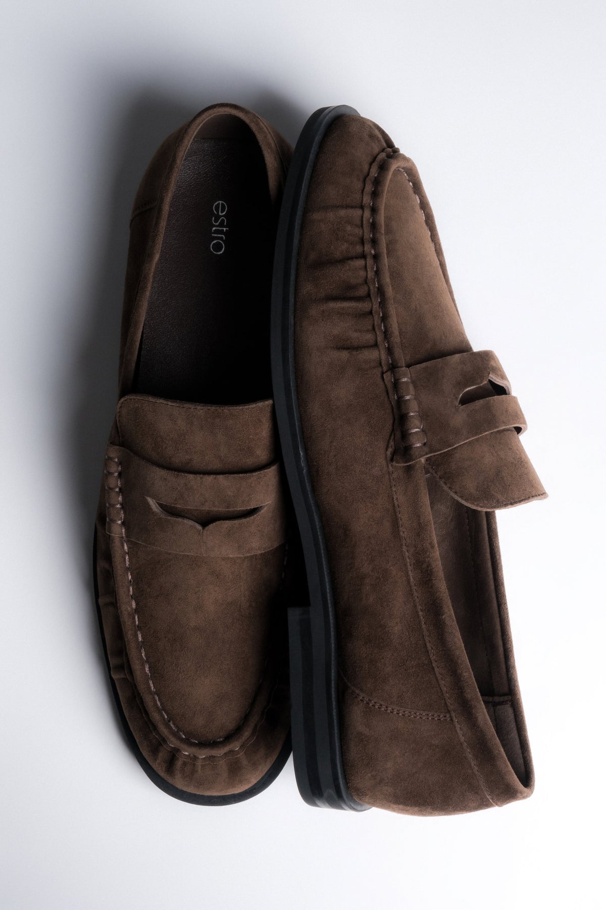 Ciemnobrązowe loafersy damskie z weluru naturalnego z ozdobnymi przeszyciami Estro ER00120524.