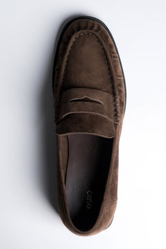 Loafersy damskie, ciemnobrązowe, z weluru naturalnego, z ozdobnymi przeszyciami, Estro.
