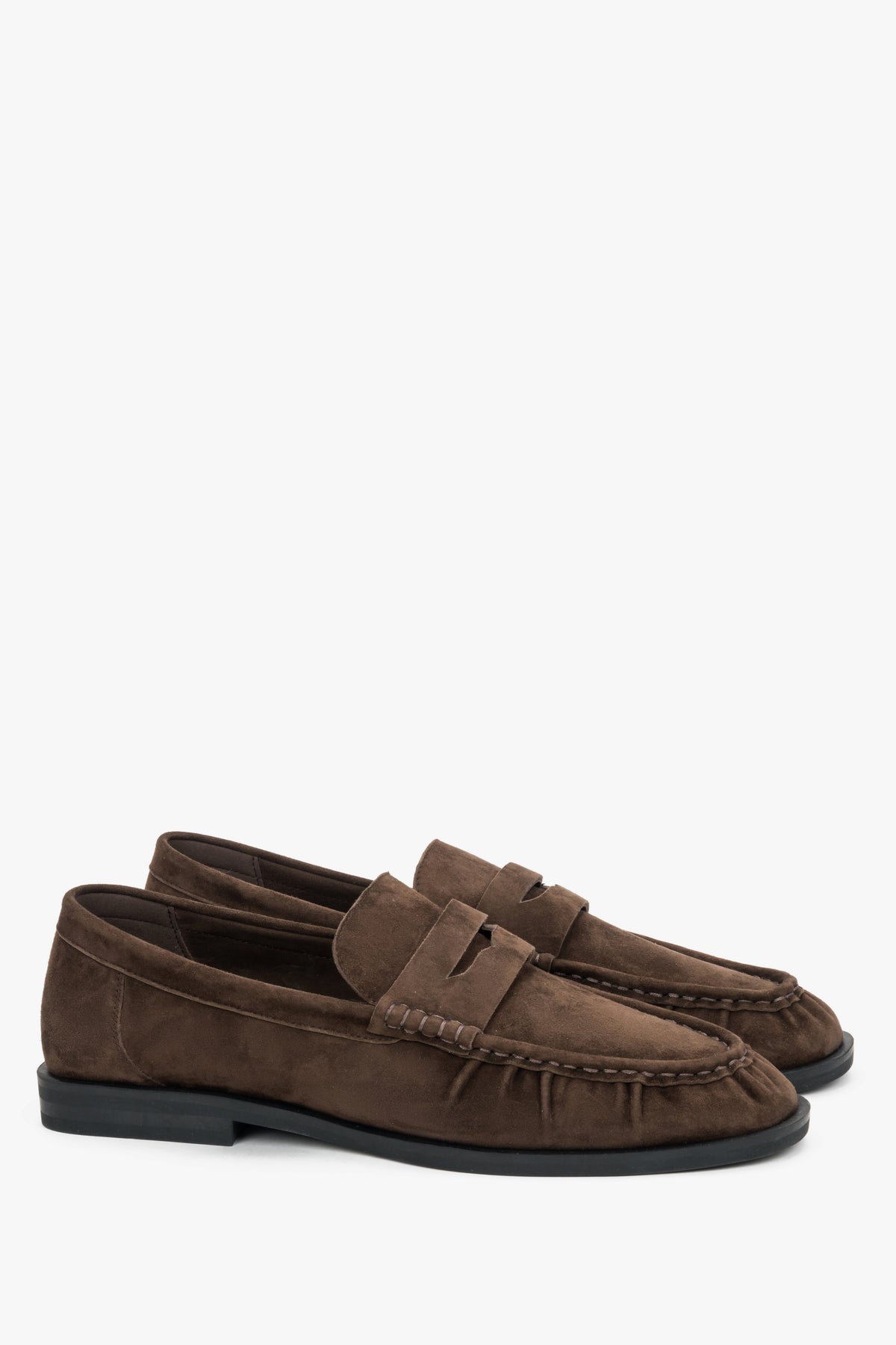 Ciemnobrązowe loafersy damskie Estro, z weluru naturalnego, z ozdobnymi przeszyciami.

