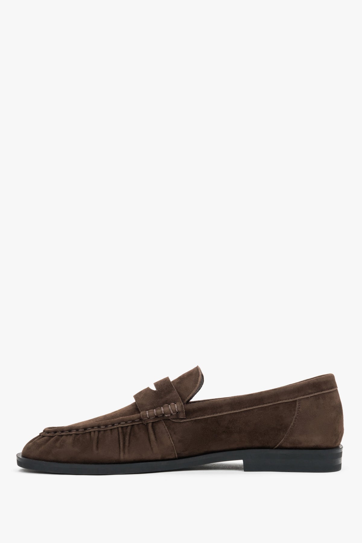 Ciemnobrązowe loafersy damskie z weluru naturalnego z ozdobnymi przeszyciami.