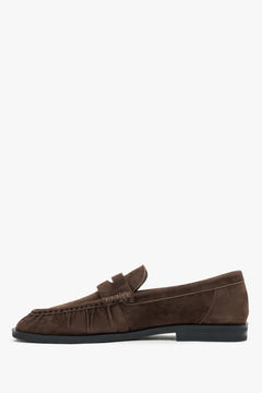 Ciemnobrązowe loafersy damskie z weluru naturalnego z ozdobnymi przeszyciami.