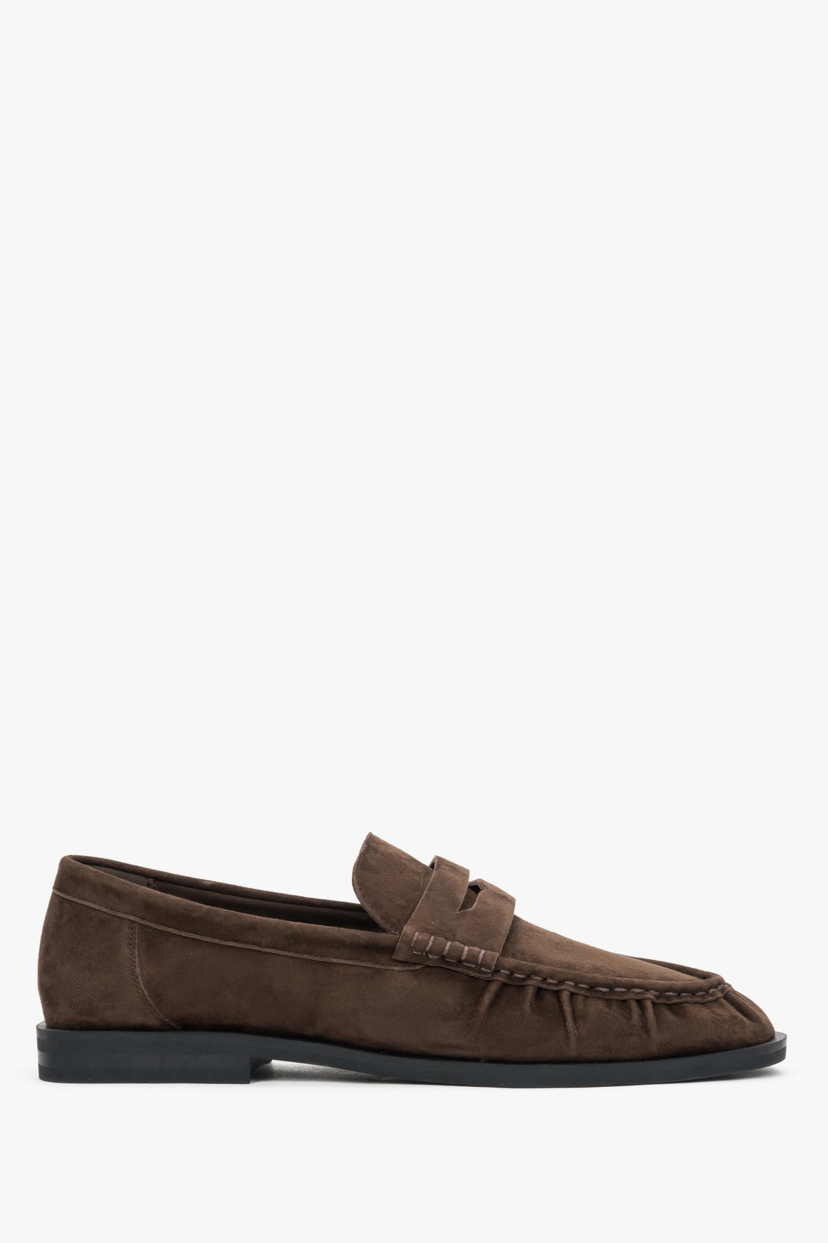 Damskie ciemnobrązowe loafersy z weluru naturalnego z ozdobnymi przeszyciami Estro.
