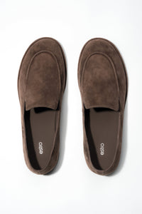 Ciemnobrązowe loafersy damskie z weluru naturalnego na płaskiej podeszwie Estro ER00119021.