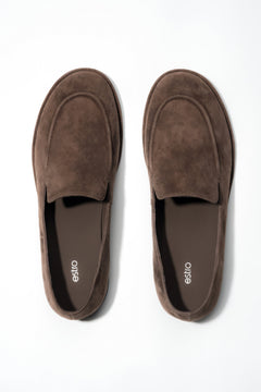 Ciemnobrązowe loafersy damskie z weluru naturalnego na płaskiej podeszwie Estro ER00119021.