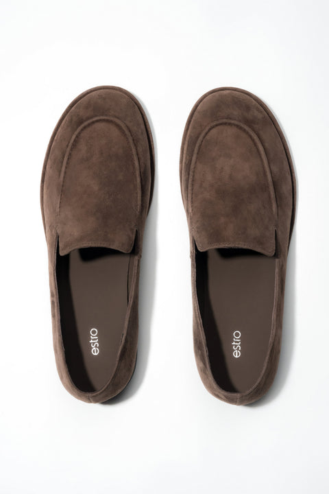 Ciemnobrązowe loafersy damskie z weluru naturalnego na płaskiej podeszwie Estro ER00119021.