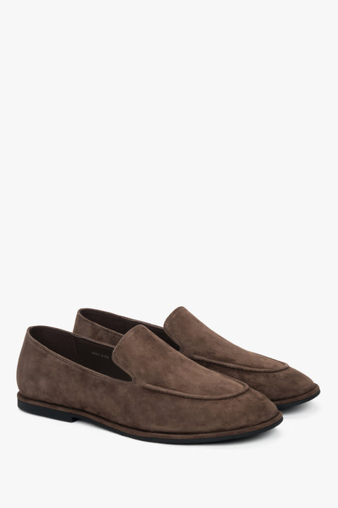Ciemnobrązowe loafersy damskie z weluru naturalnego na płaskiej podeszwie.