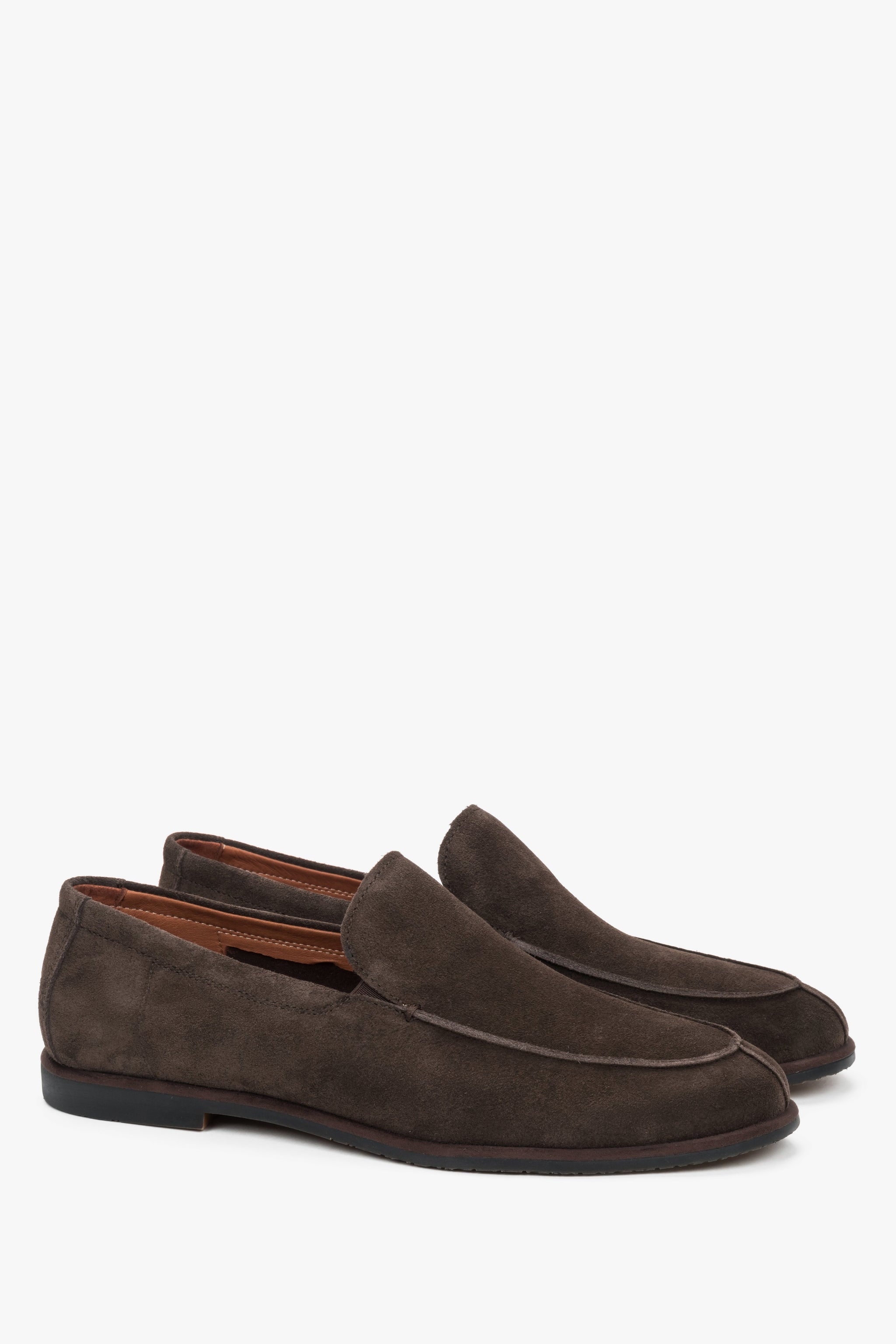 Ciemnobrązowe loafersy męskie z miękkiego weluru naturalnego.