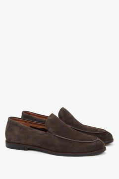 Ciemnobrązowe loafersy męskie z miękkiego weluru naturalnego.