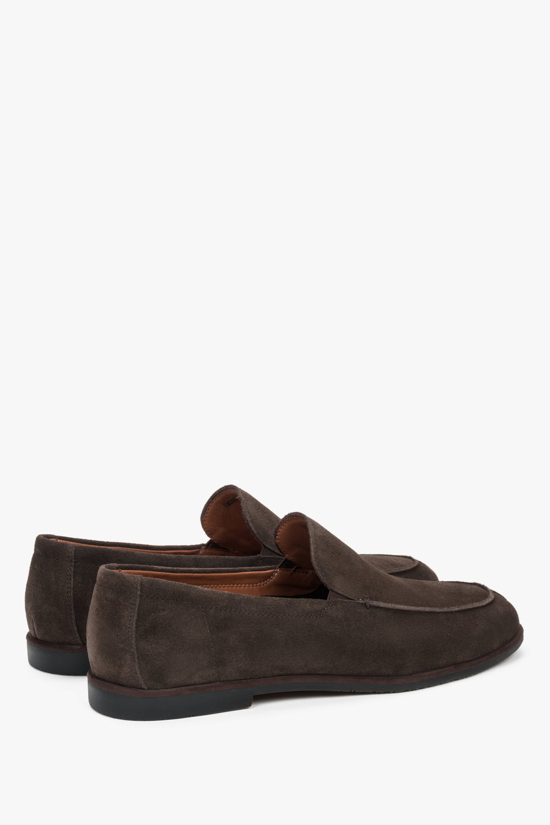 Ciemnobrązowe loafersy męskie Estro, z miękkiego weluru naturalnego - prezentacja obuwia z boku.