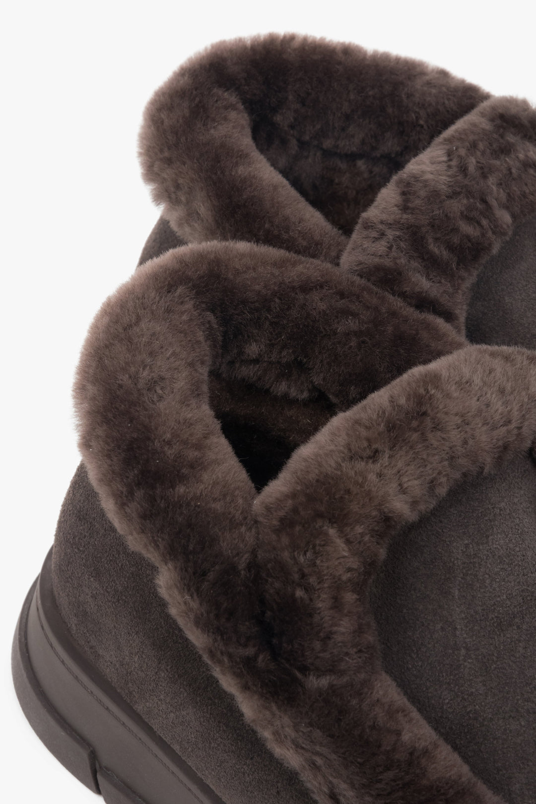 Z weluru naturalnego z futrzanym wsadem, ciemnobrązowe mokasyny damskie Estro.