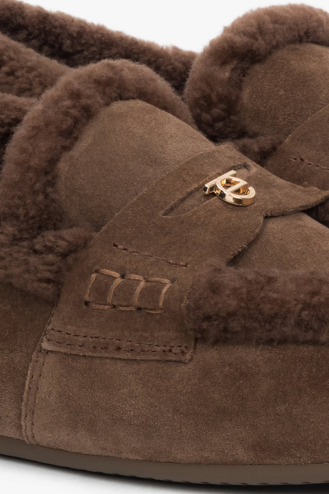 Mokasyny damskie Estro, ciemnobrązowe, z weluru naturalnego, wypełnione futrem: detale.