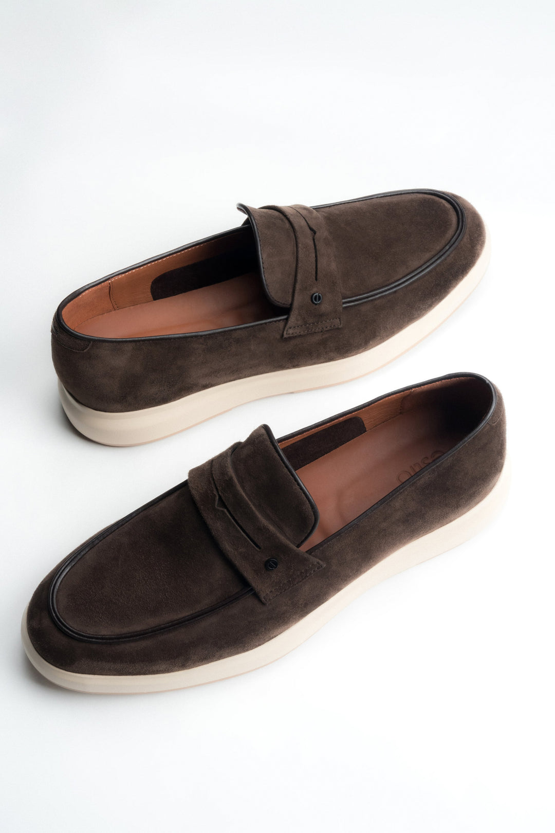 Ciemnobrązowe mokasyny męskie na sprężystej podeszwie z weluru naturalnego Estro ER00119045.