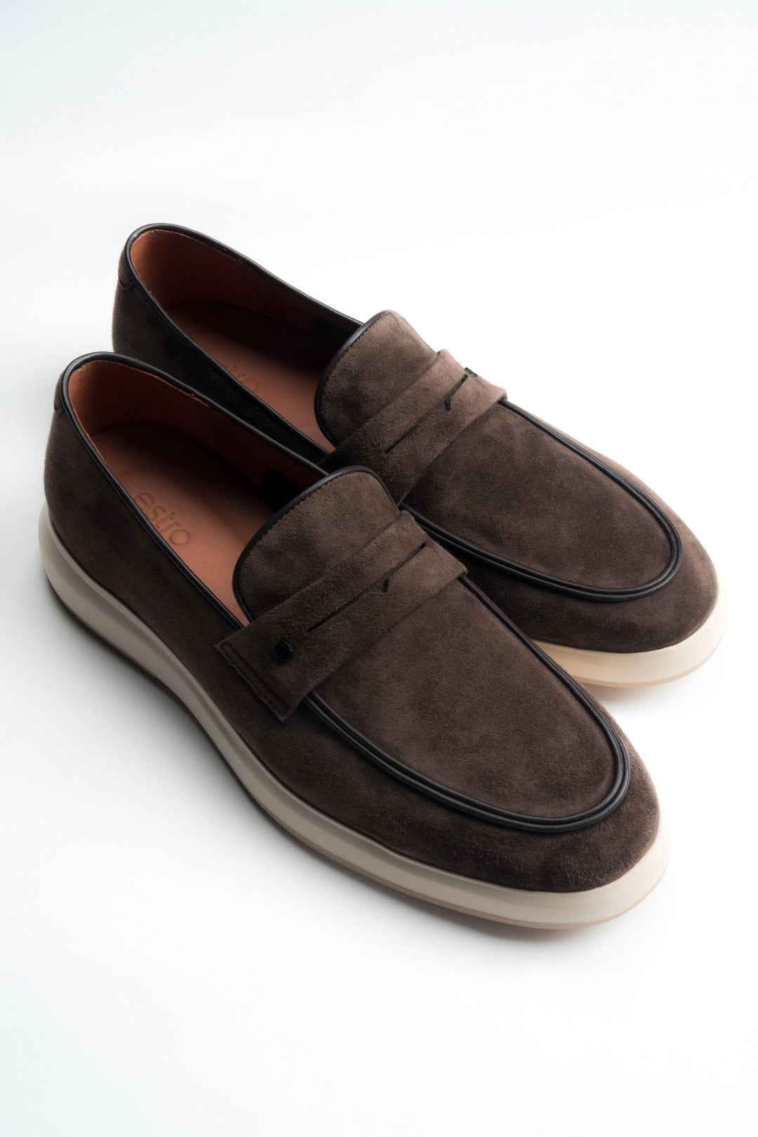 Ciemnobrązowe mokasyny męskie na sprężystej podeszwie z weluru naturalnego.
