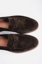 Ciemnobrązowe mokasyny męskie z weluru naturalnego na miękkiej podeszwie Estro ER00119053.