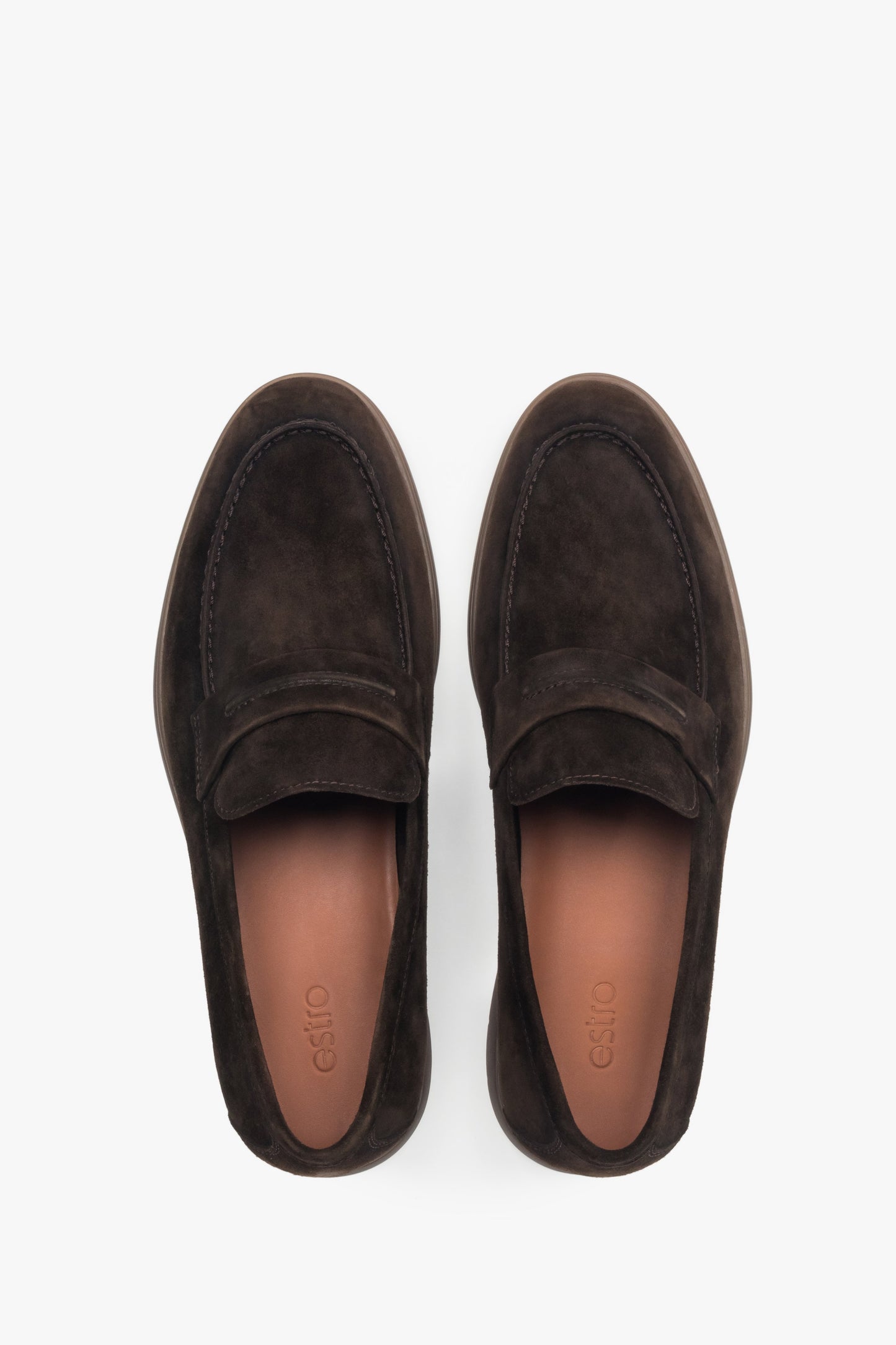 Ciemnobrązowe mokasyny męskie z weluru naturalnego na miękkiej podeszwie marki Estro - prezentacja z góry.