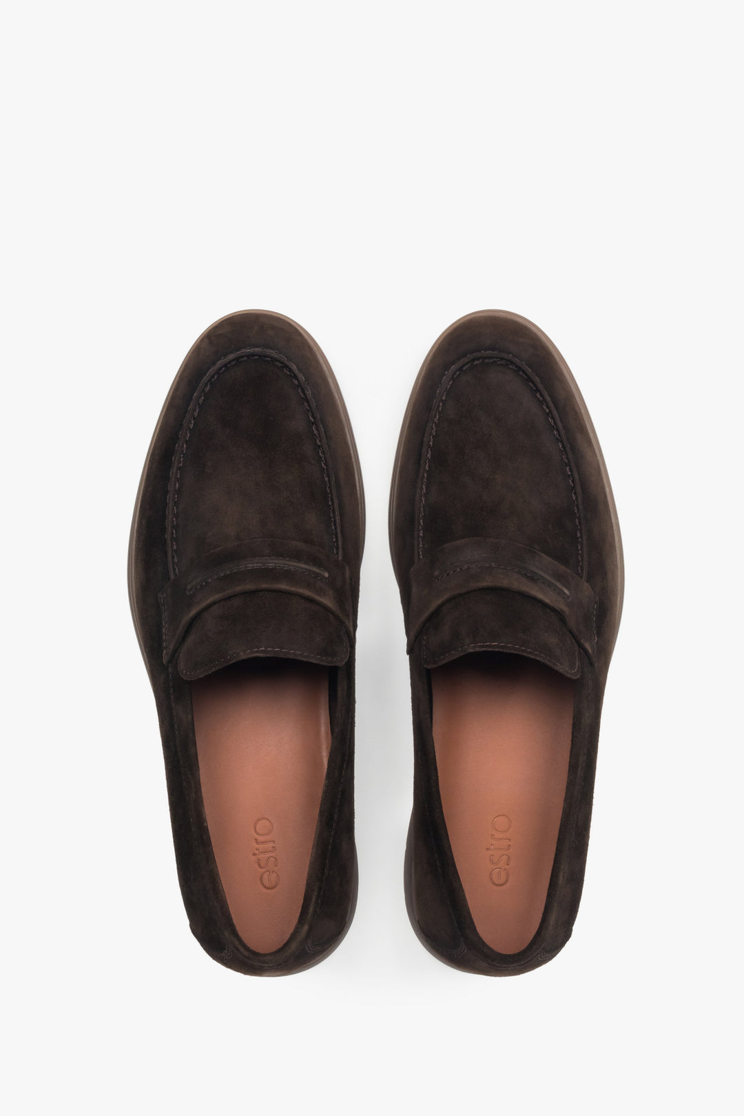 Ciemnobrązowe mokasyny męskie z weluru naturalnego na miękkiej podeszwie marki Estro - prezentacja z góry.