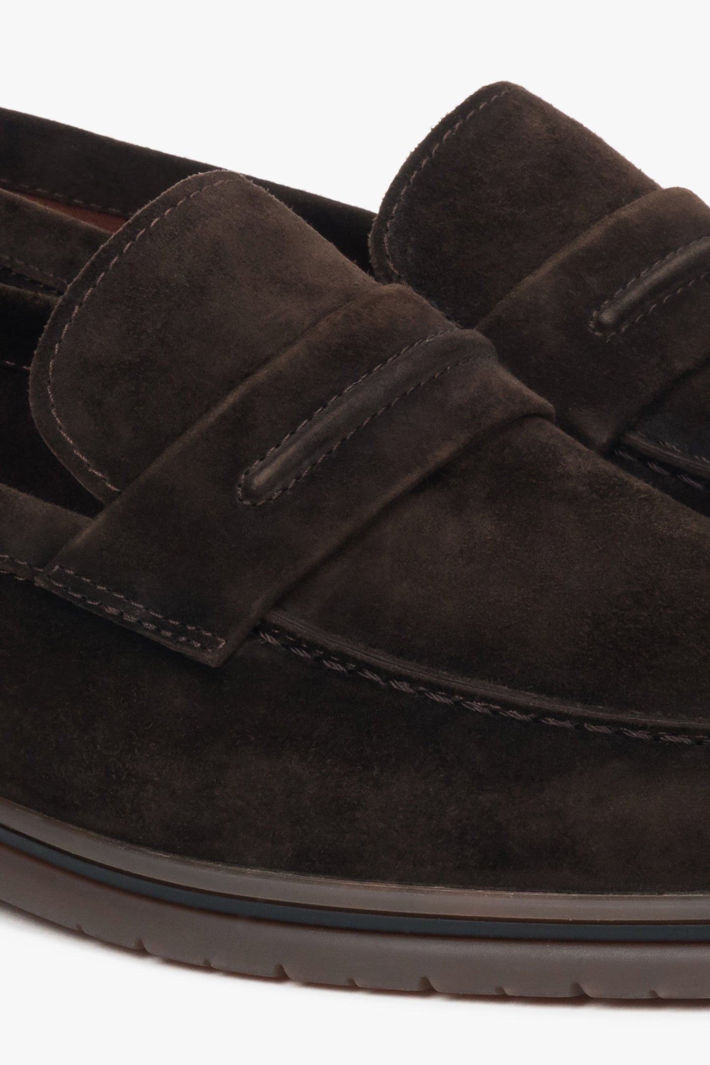 Męskie ciemnobrązowe mokasyny z weluru naturalnego na miękkiej podeszwie Estro - zbliżenie na detale.