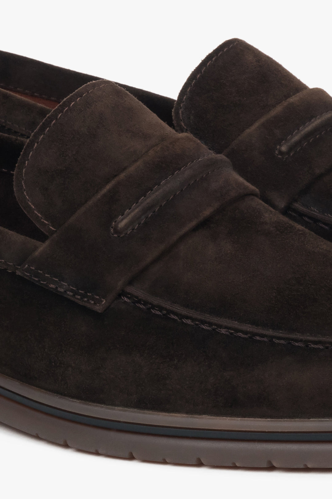 Męskie ciemnobrązowe mokasyny z weluru naturalnego na miękkiej podeszwie Estro - zbliżenie na detale.
