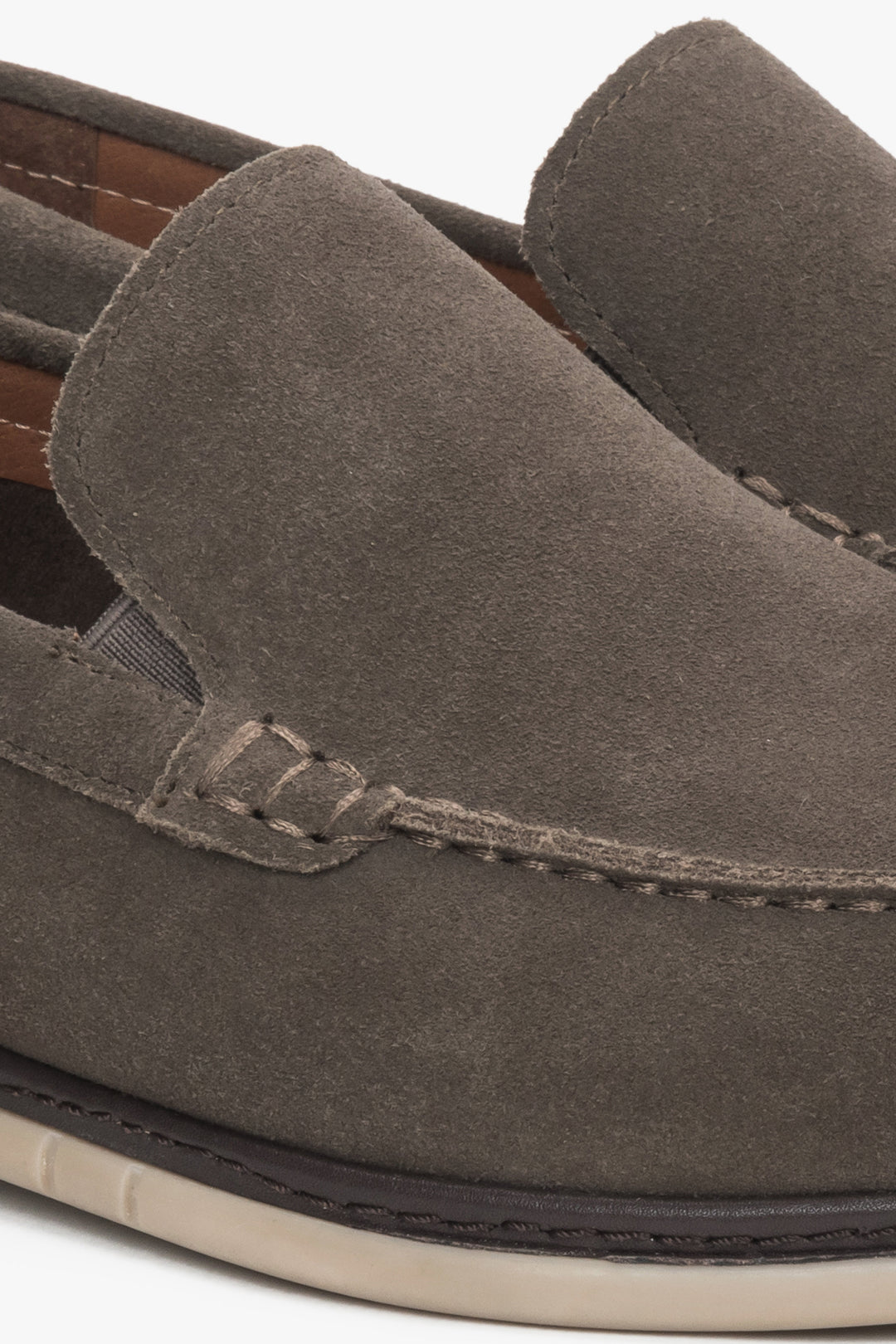 Męskie mokasyny Estro w ciemnobrązowym kolorze z naturalnego weluru, luksusowe i uniwersalne.