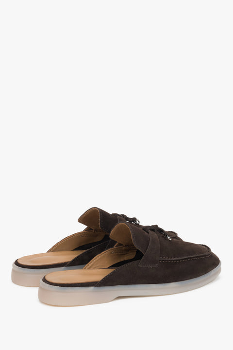 Z miękkiego weluru naturalnego, ciemnobrązowe mule damskie Estro.