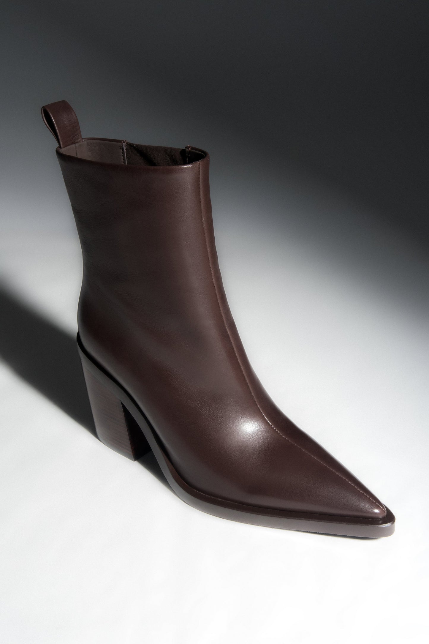 Ciemnobrązowe niskie kowbojki damskie ze skóry naturalnej.