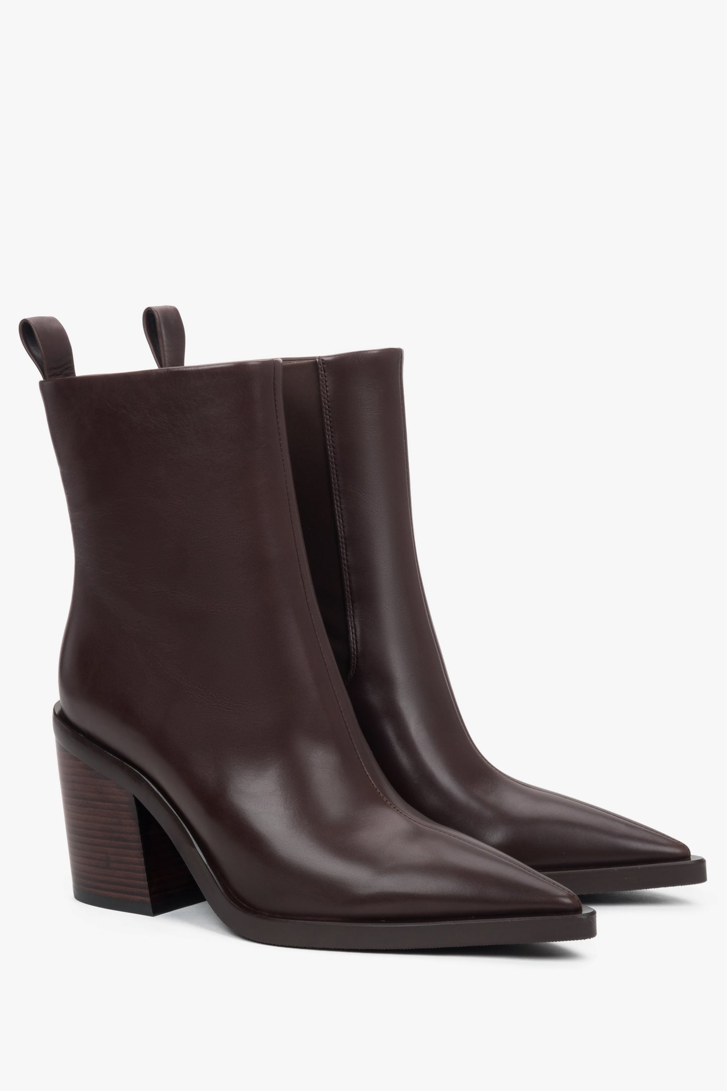 Niskie, ciemnobrązowe kowbojki damskie ze skóry naturalnej Estro.