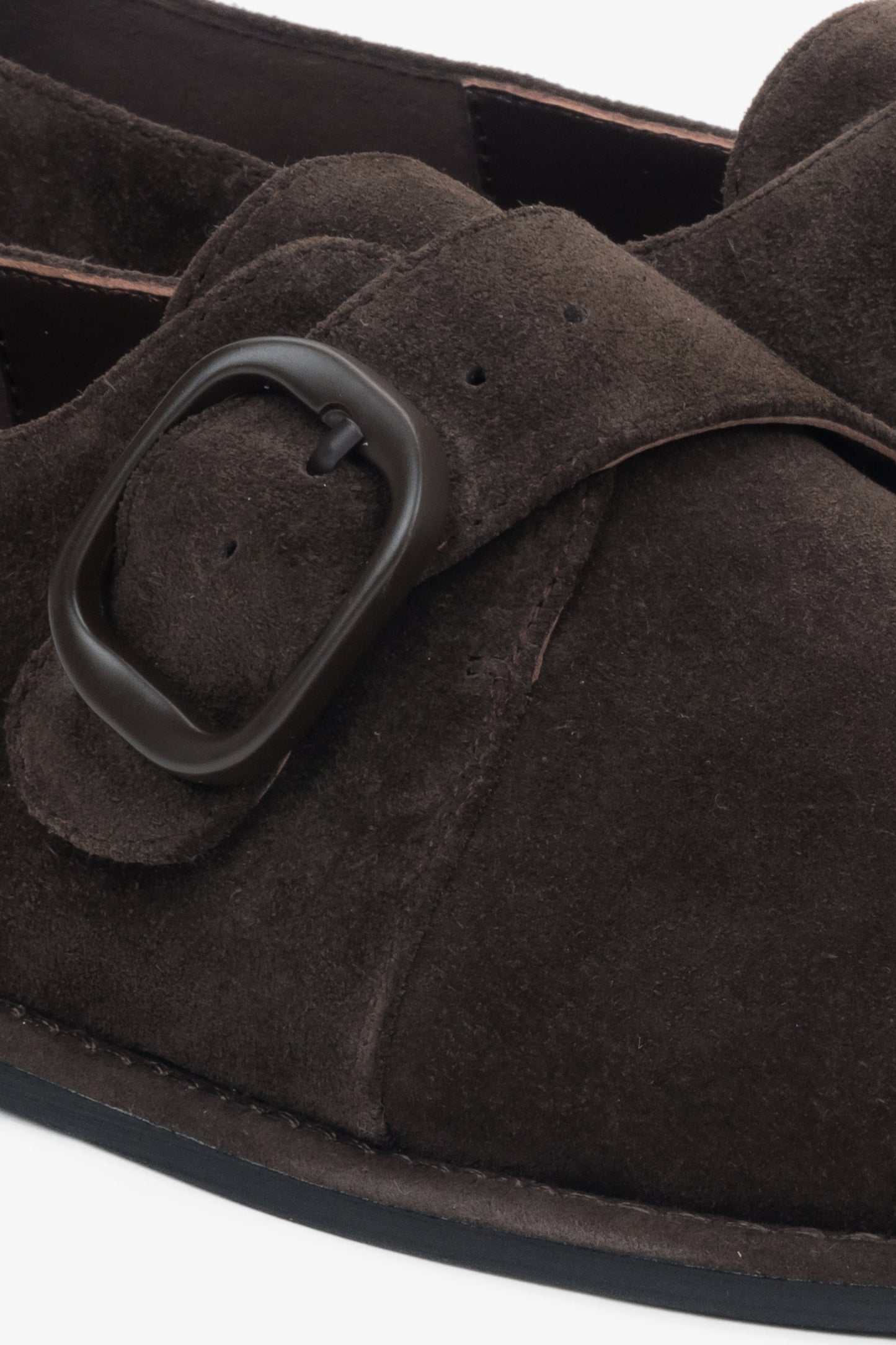 Zapinane na klamrę, ciemnobrązowe półbuty damskie z weluru naturalnego Estro.