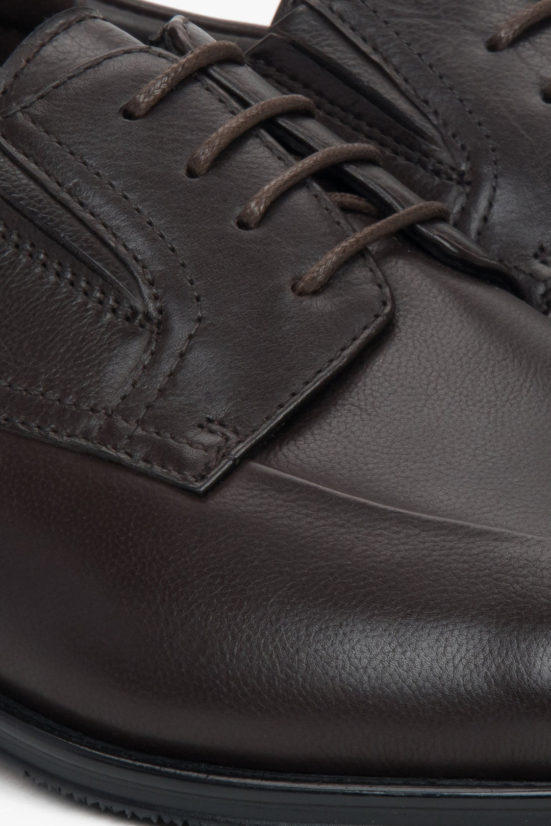 Ciemnobrązowe półbuty męskie Estro, typu derby, ze skóry naturalnej - zbliżenie na detale.