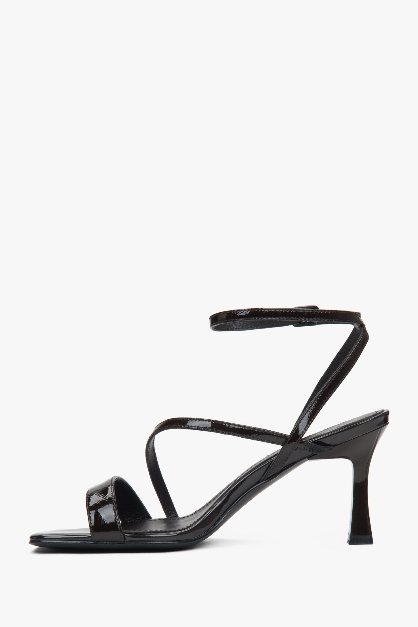 Damskie ciemnobrązowe sandałki na obcasie z lakierowanej skóry naturalnej Estro.