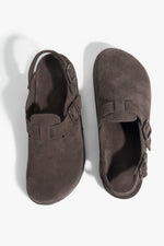 Ciemnobrązowe sandały damskie typu chodaki z weluru naturalnego z zabudowaną linią palców Estro ER00117215.