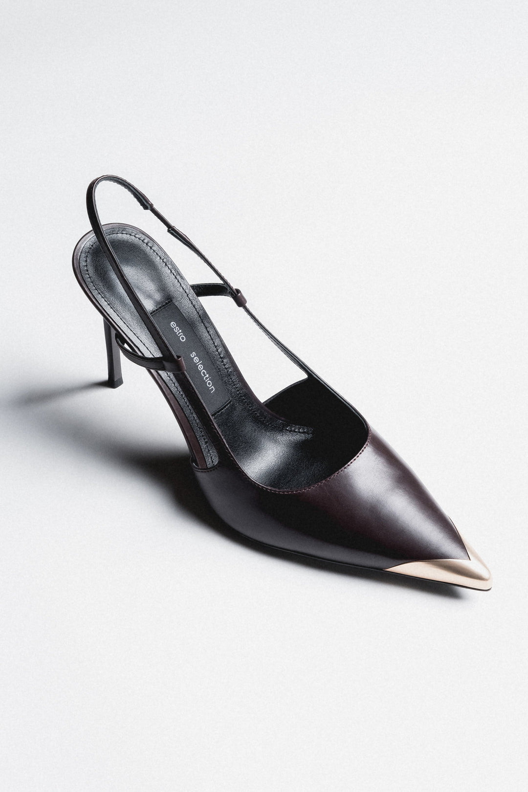Ciemnobrązowe skórzane czółenka typu slingback w szpic ze złotym noskiem Estro Selection ER00119237.