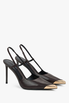 Eleganckie czółenka damskie typu slingback, wyróżniające się spektakularnym, złotym czubkiem zadartym w ostry szpic.
