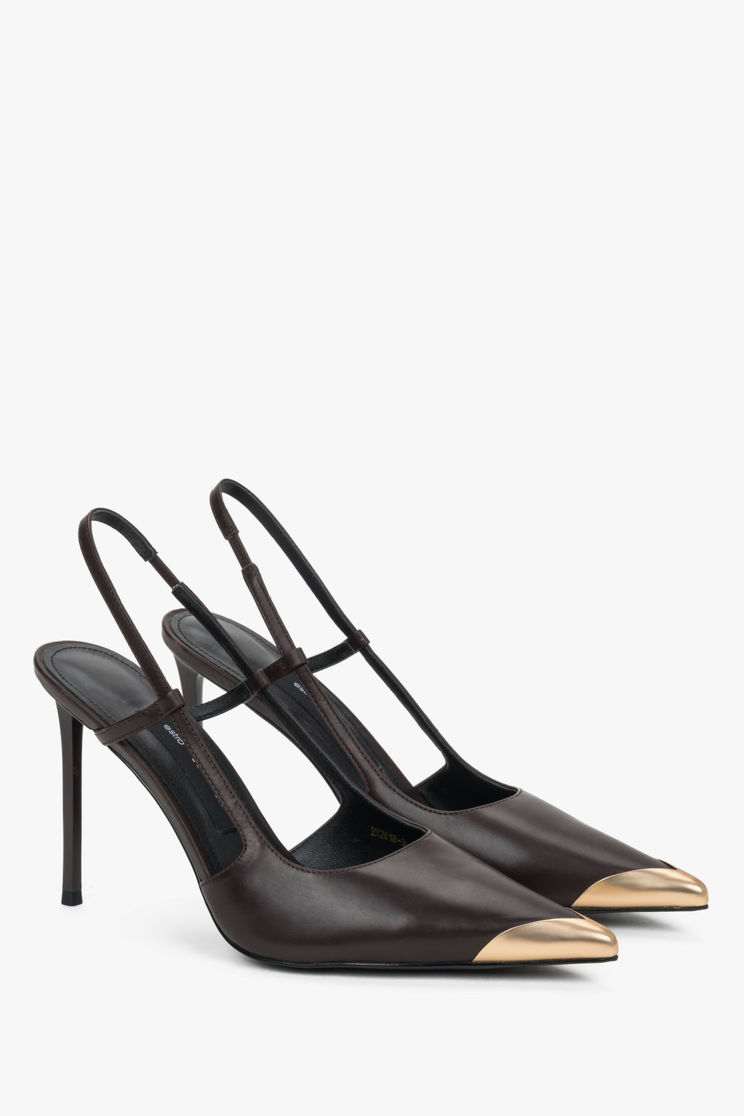 Eleganckie czółenka damskie typu slingback, wyróżniające się spektakularnym, złotym czubkiem zadartym w ostry szpic.
