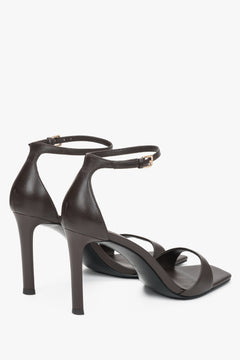 Subtelny pasek wokół kostki z elegancką sprzączką oraz zabudowana pięta dla maksymalnej stabilizacji stopy.