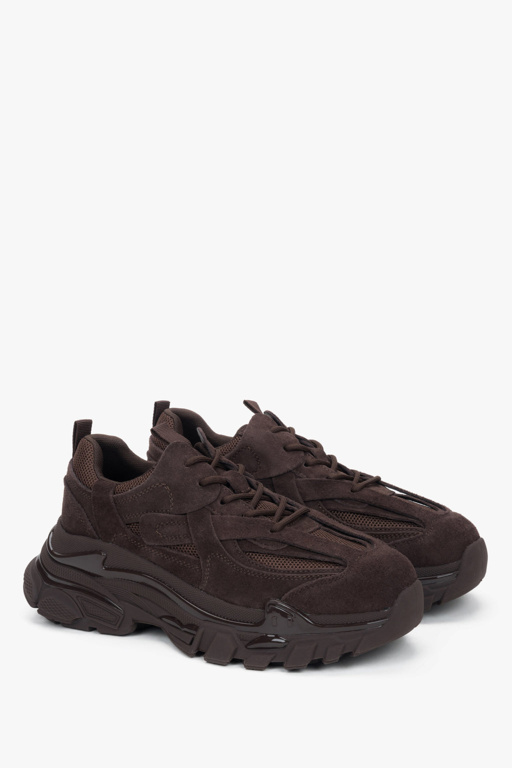 Ciemnobrązowe sneakersy damskie na grubej podeszwie z weluru naturalnego.